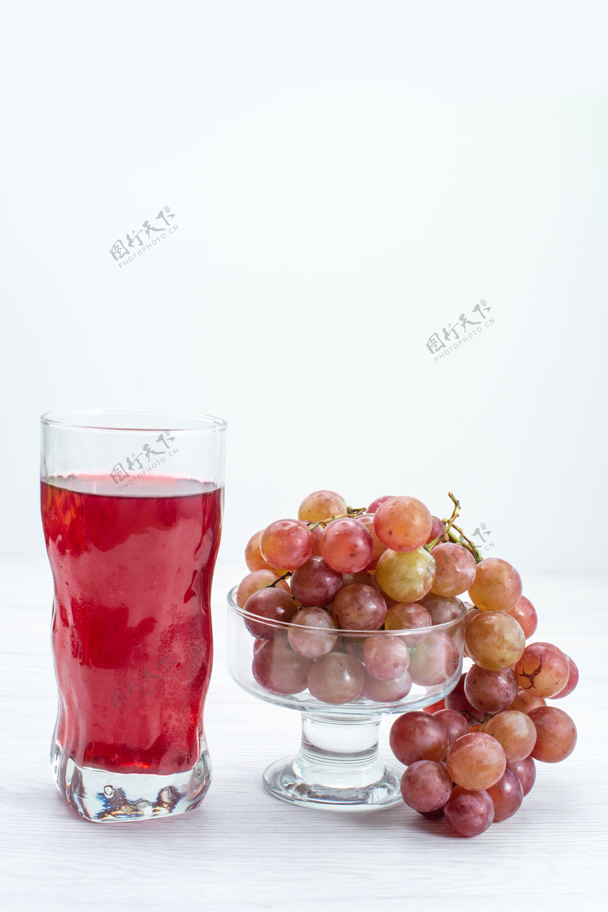 酸的正面图新鲜的酸葡萄酸而醇厚的果肉 白色表面上有果汁 新鲜的果酒树 植物醇厚葡萄酒水果葡萄