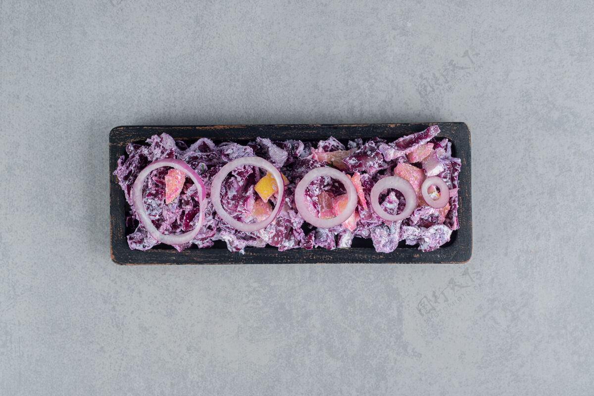 生物紫色卷心菜和洋葱沙拉 各种配料放在盘子里成分咖啡馆厨房