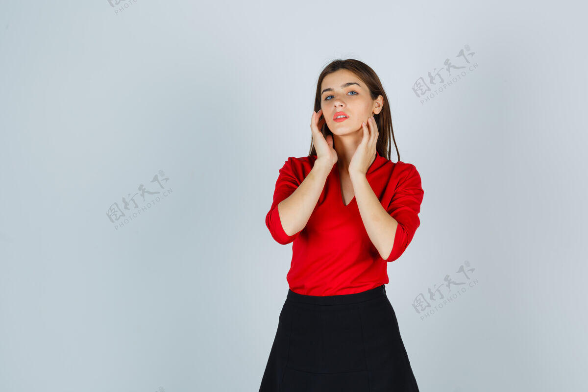 衬衫年轻的女士手挽着脖子 穿着红衬衫 黑裙子 看起来很迷人性感摆姿势华丽