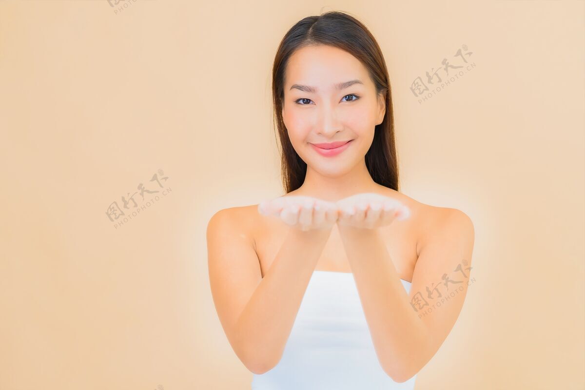 年轻肖像美丽的年轻亚洲女子在温泉与自然化妆米色衰老化妆美国人
