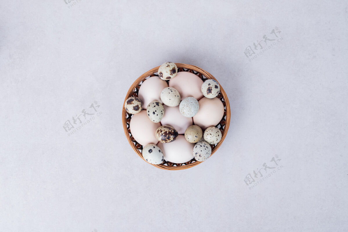 碗鹌鹑蛋和鸡蛋放在白色的碗里视图鸡蛋鹌鹑