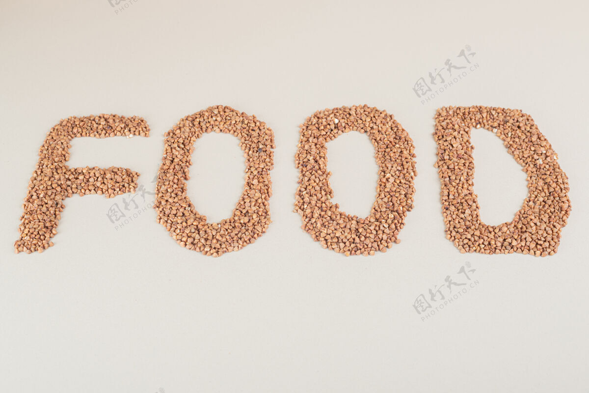 极简用棕豆在混凝土上写食物异国情调产品商业
