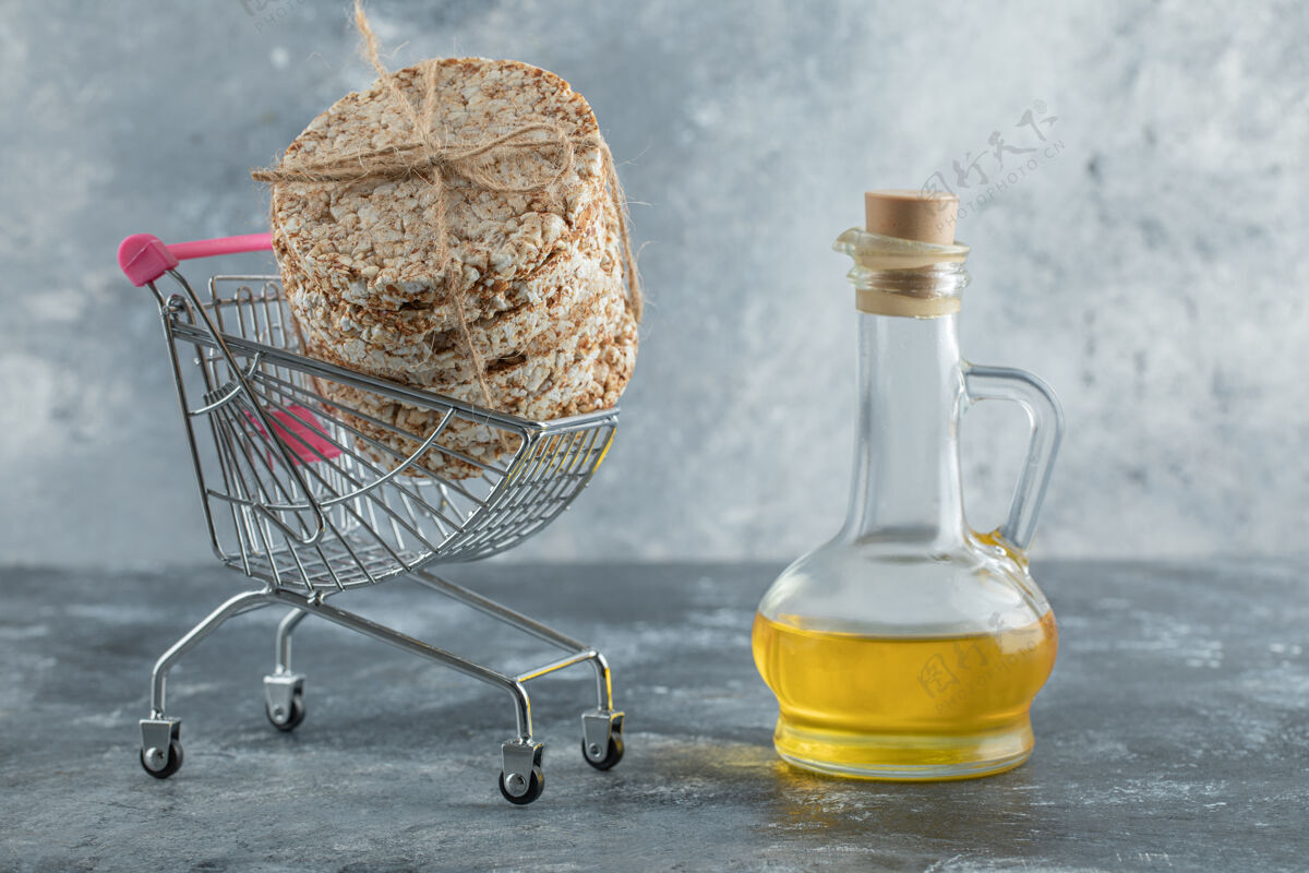 油一堆美味的脆面包放在橄榄油的购物车里开胃菜饮食瓶子