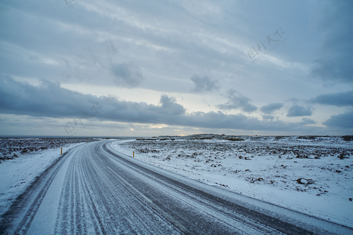 静止在冰岛结冰的空旷道路上 美丽的景色遥远的海洋 天空的云彩 恶劣的冬季天气雪自然户外