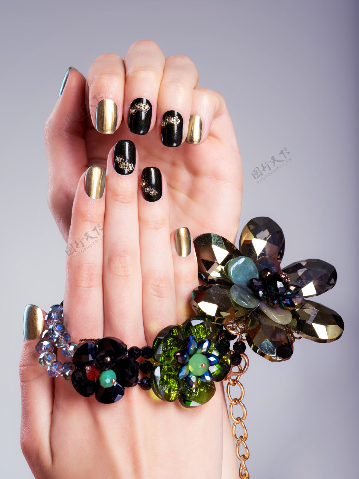 手掌美丽女人的指甲与创意美甲和珠宝健康沙龙玻璃