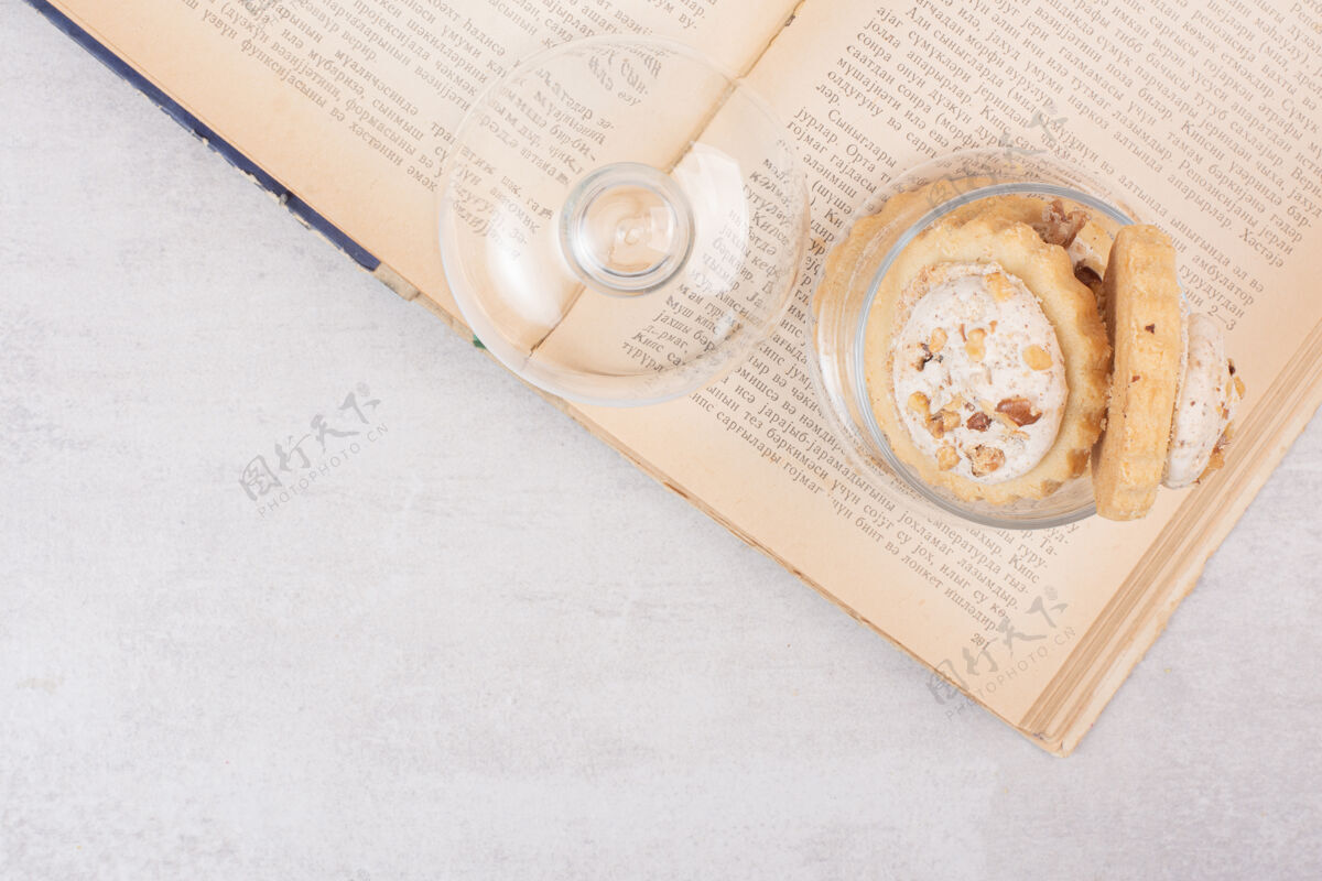 吃燕麦片饼干在玻璃罐和书上糖罐子好吃的