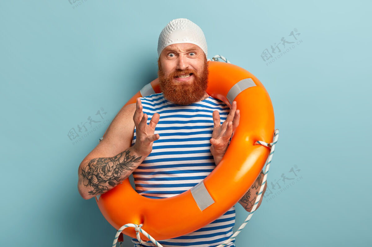 空白一个满脸红胡子的恼怒男人 带着恼怒的手势 戴着橡胶泳衣手势持有救援