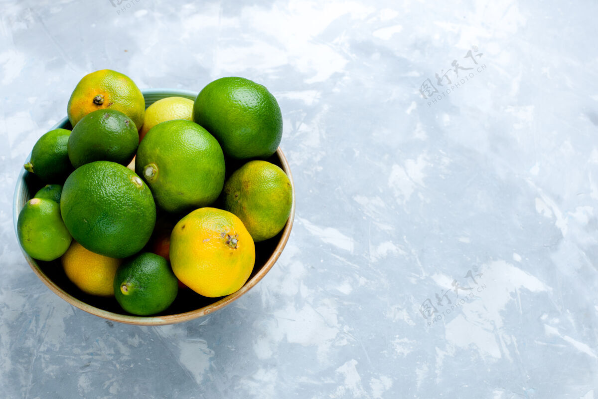 热带正面图浅白色表面上的酸味鲜橘和柠檬柑橘异国情调的热带水果维生素酸味维生素柠檬柑橘