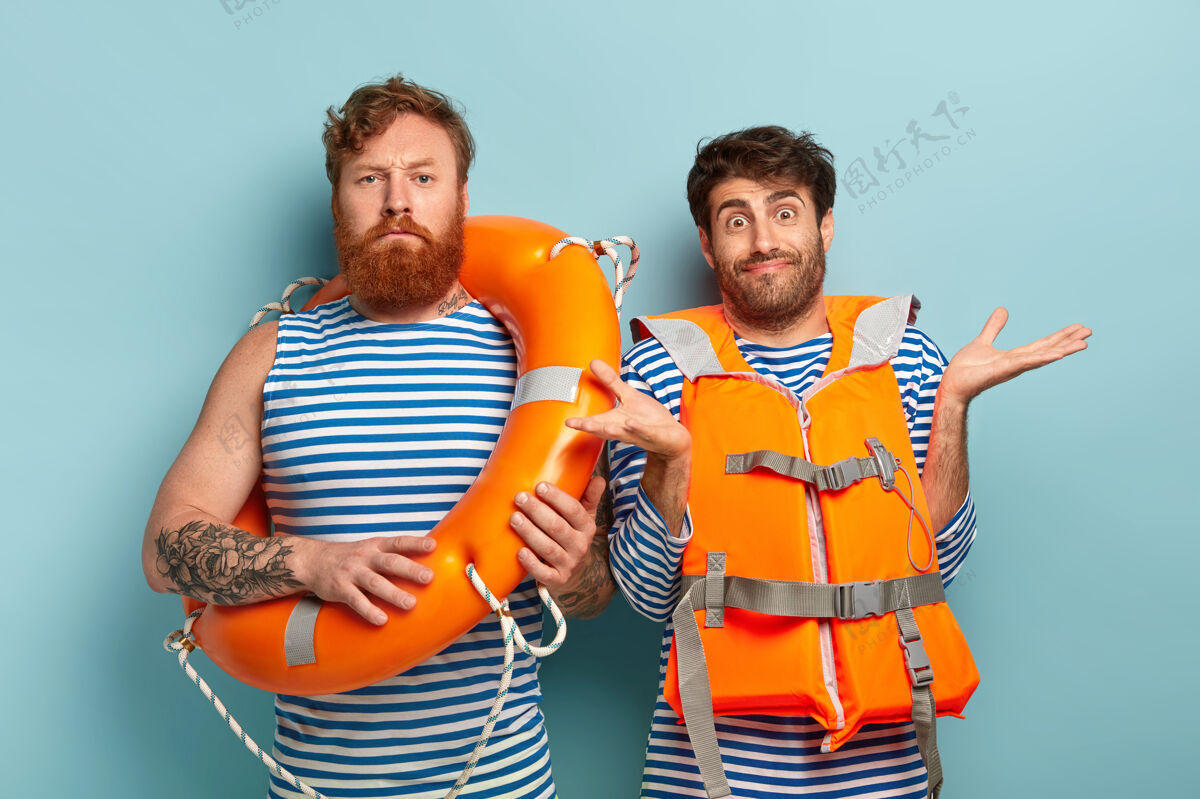 男性严肃的男游泳教练带着救生索 可疑的学员穿着橙色背心 摊开双手问题严重安全