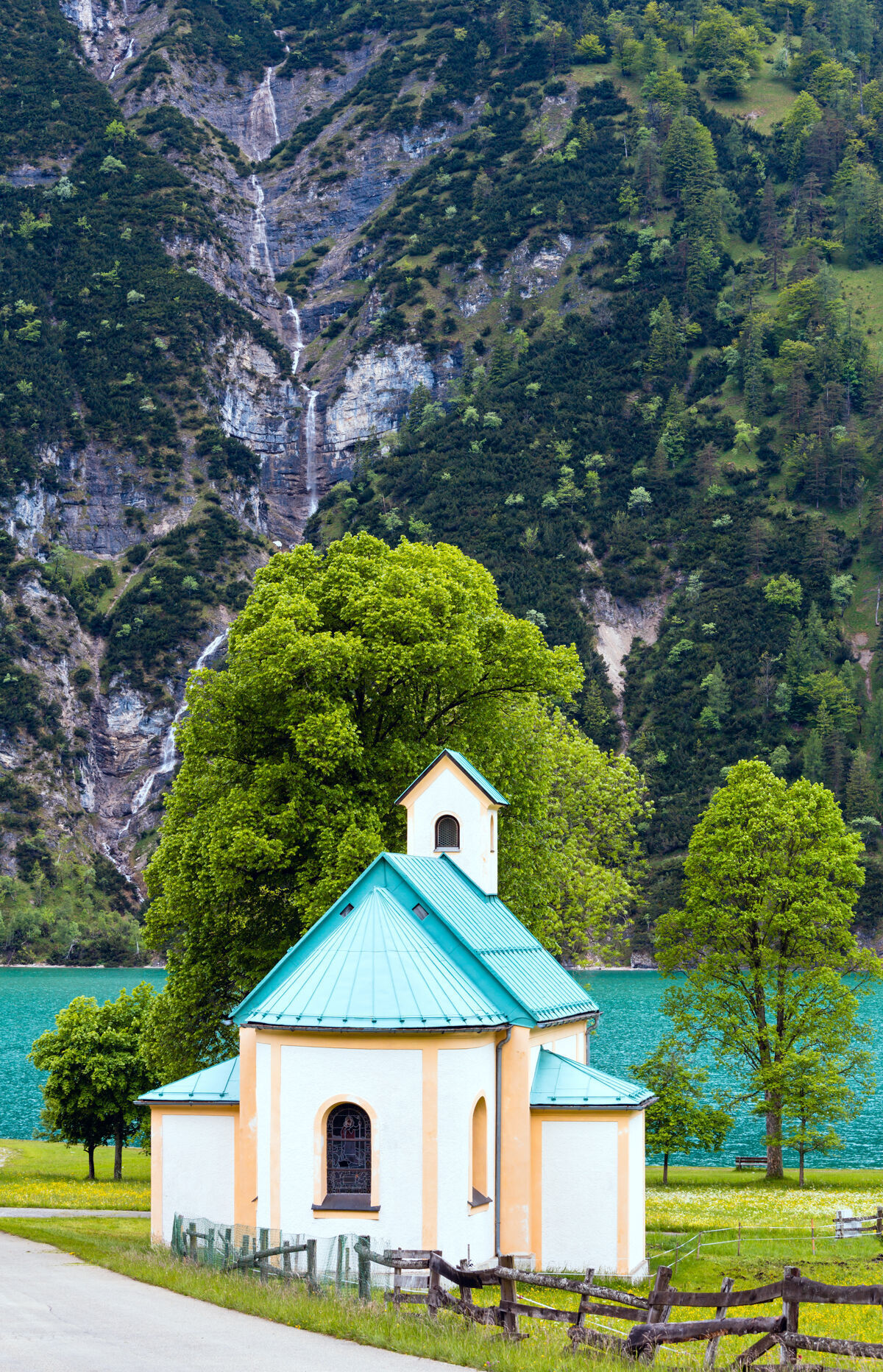 景观阿肯西（阿肯湖）夏季景观和教堂（奥地利）水建筑山