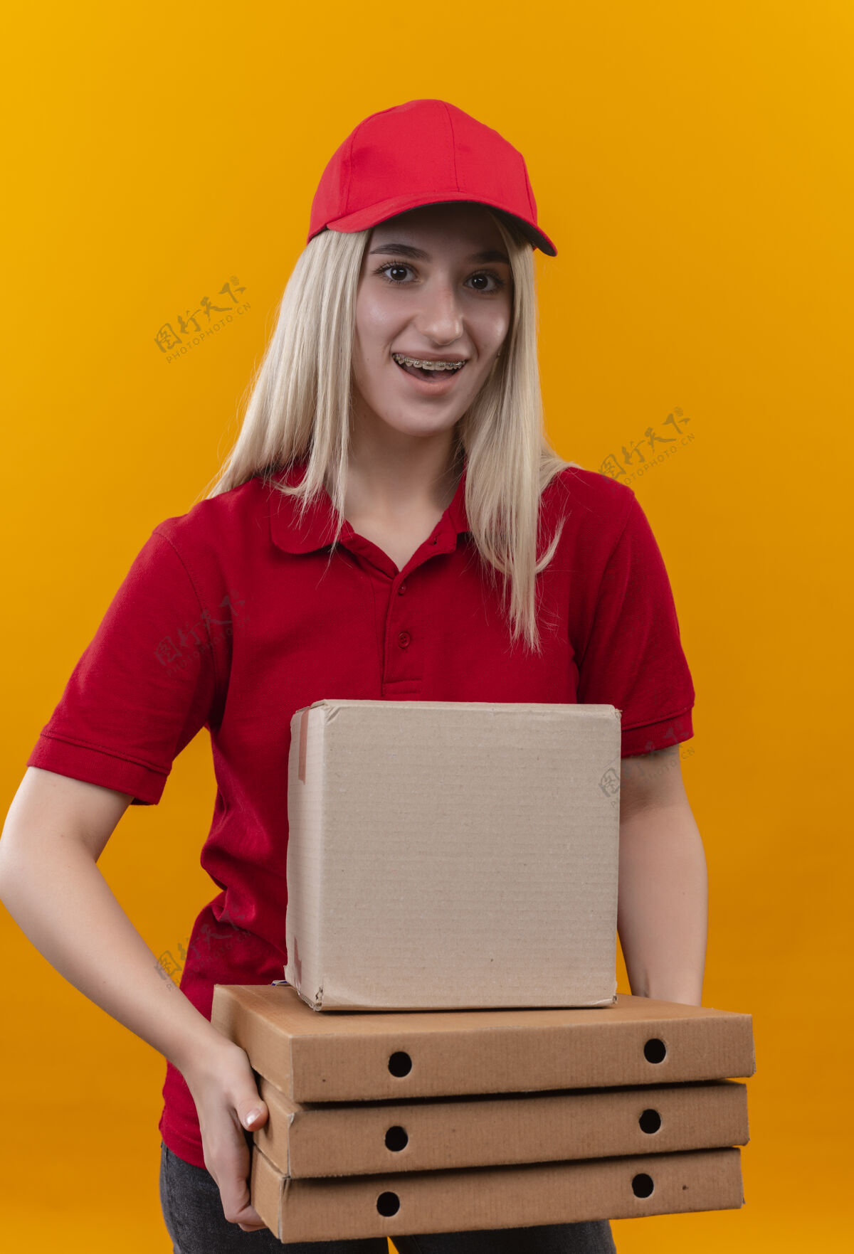 身穿红色制服、戴着帽子、头戴眼镜、低头拿着卡片盒的年轻白人送货员印象深刻产品实拍免费下载_jpg格式_编号51051247-千图网