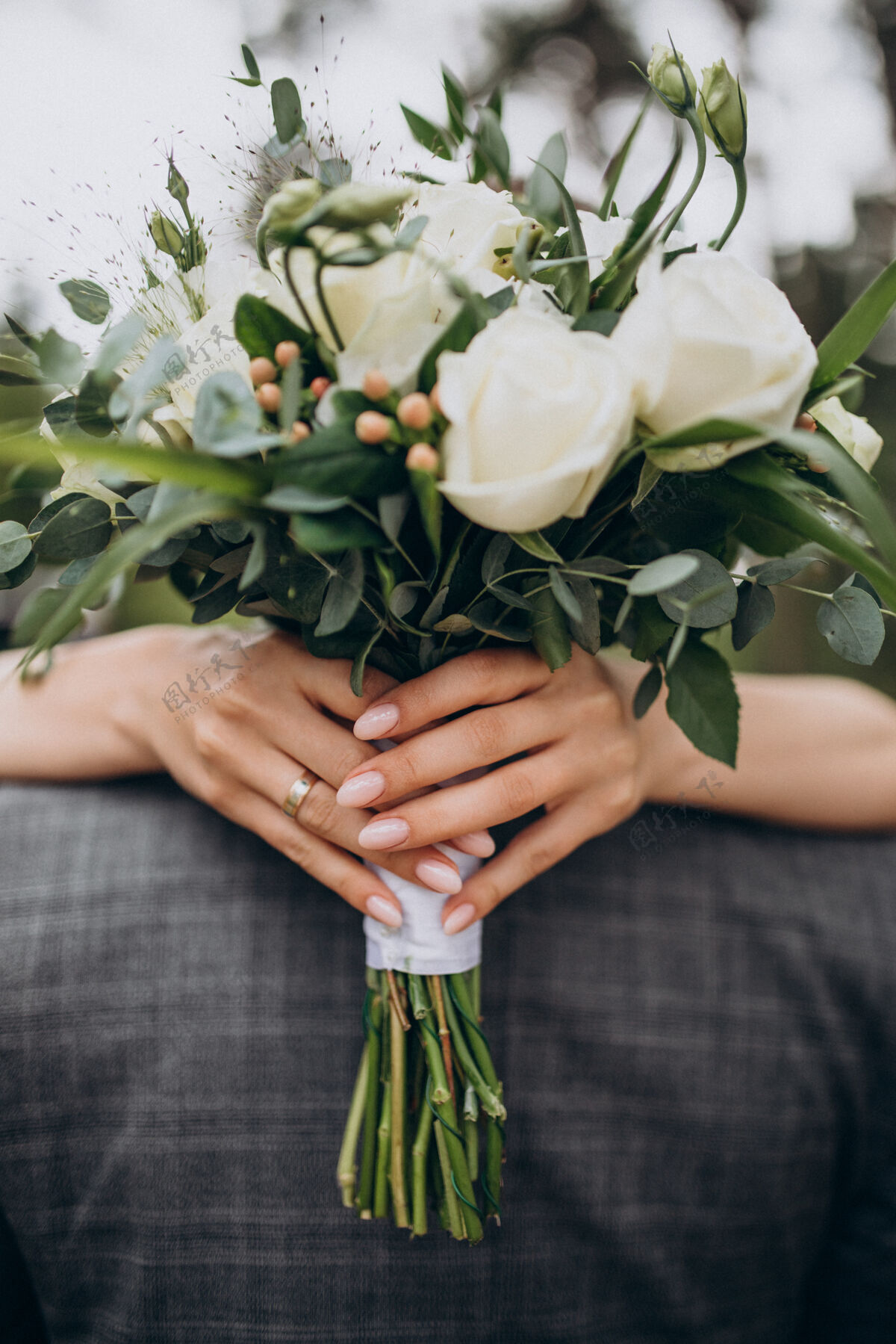 自然新娘手持她的婚礼花束安排浪漫婚姻