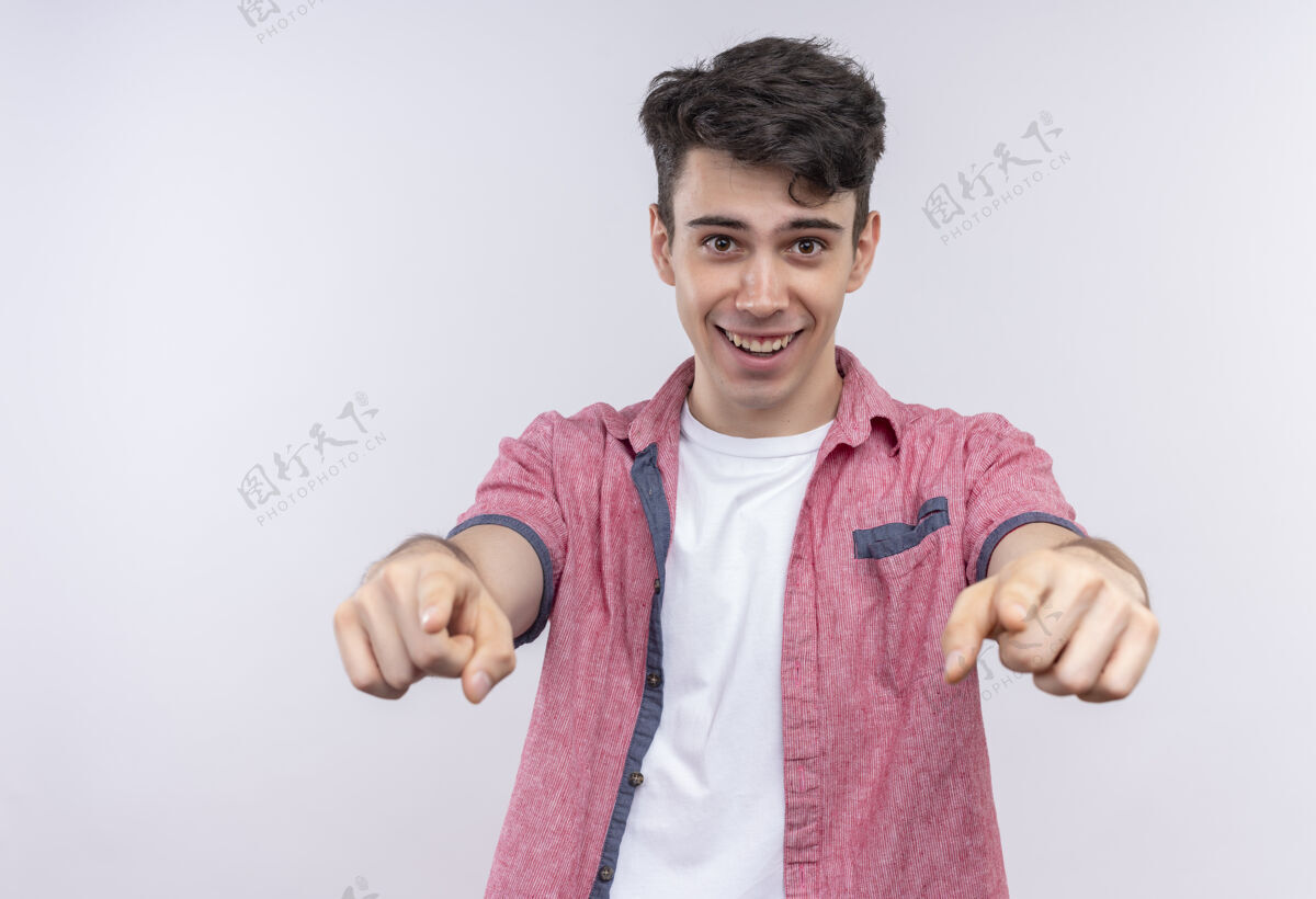 年轻微笑的白人年轻人穿着粉红色的衬衫 在孤立的白色背景上向你展示双手的姿势手微笑衬衫