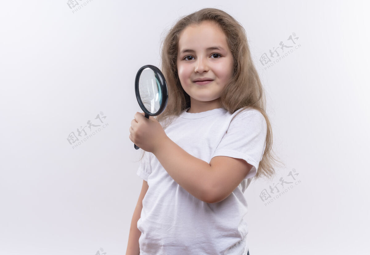 T恤微笑的小女孩穿着白色t恤拿着放大镜在孤立的白色背景下白色放大镜穿着