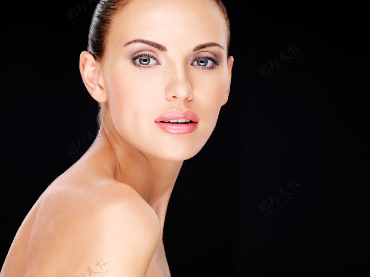 美容照片中的一个美丽的脸与新鲜的皮肤 在黑色背景的成年漂亮女人漂亮干净皮肤