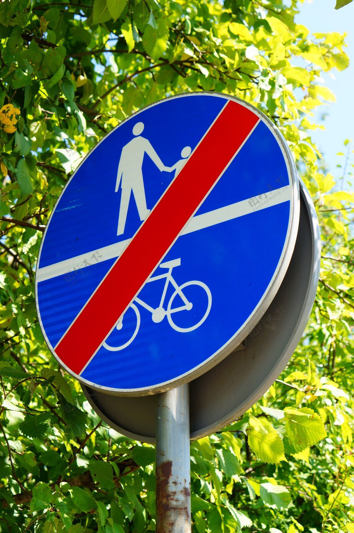 车辆禁止人和自行车进入的蓝色标志的垂直拍摄黑色计算机限制
