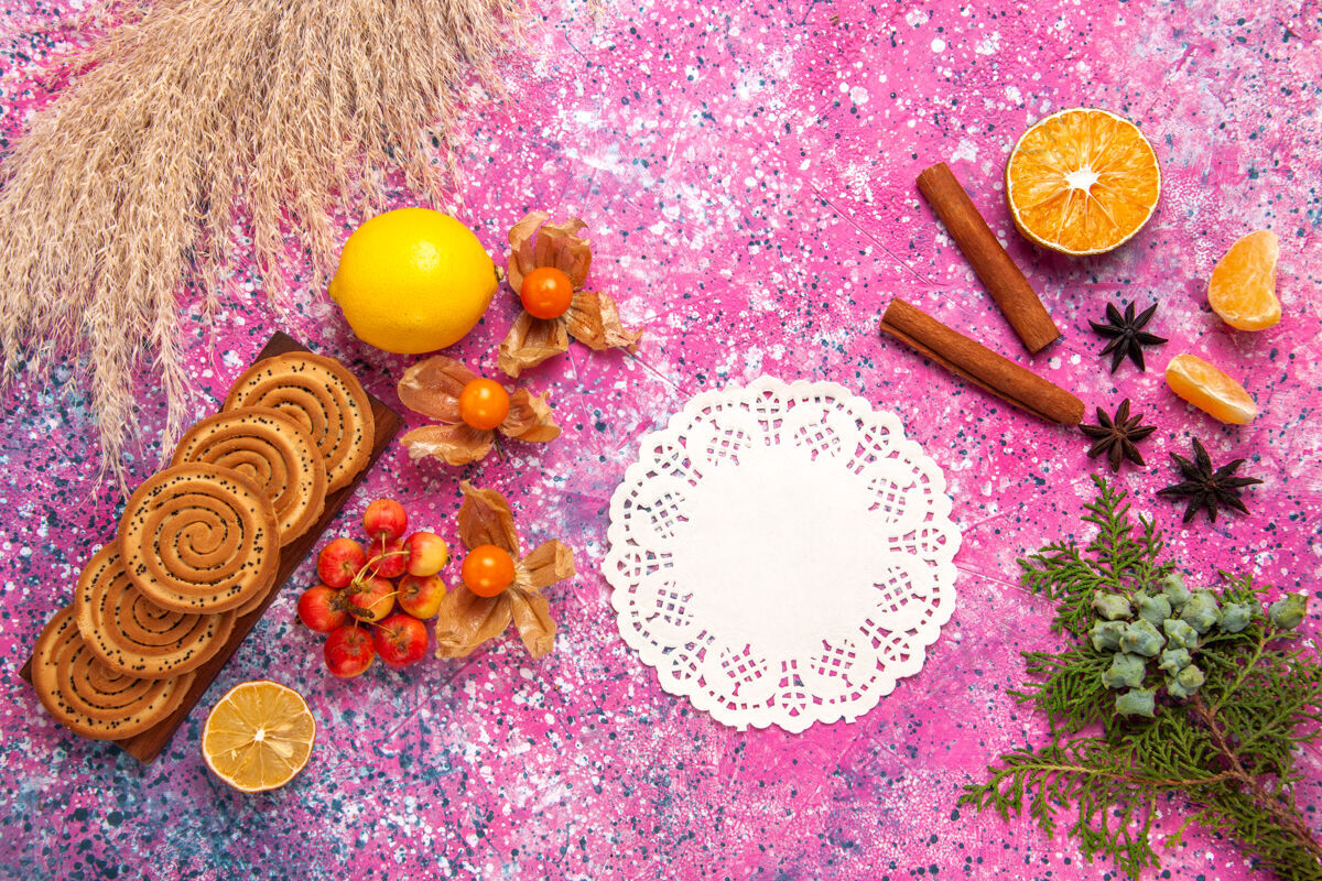 甜浅粉色表面有柠檬和肉桂的美味小饼干俯视图礼物冬天饼干