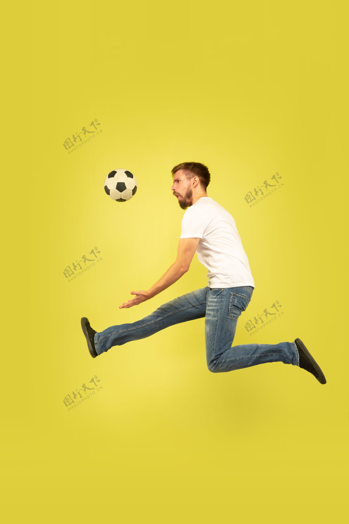 服装黄色背景上孤立的快乐跳跃人的全长肖像穿着休闲服的白人男模自由选择 灵感 人类情感概念在奔跑中踢足球沟通电话微笑