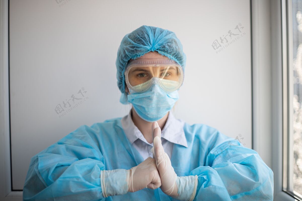 女性一名身穿医护人员防护装备的女性的照片妇女玻璃制服