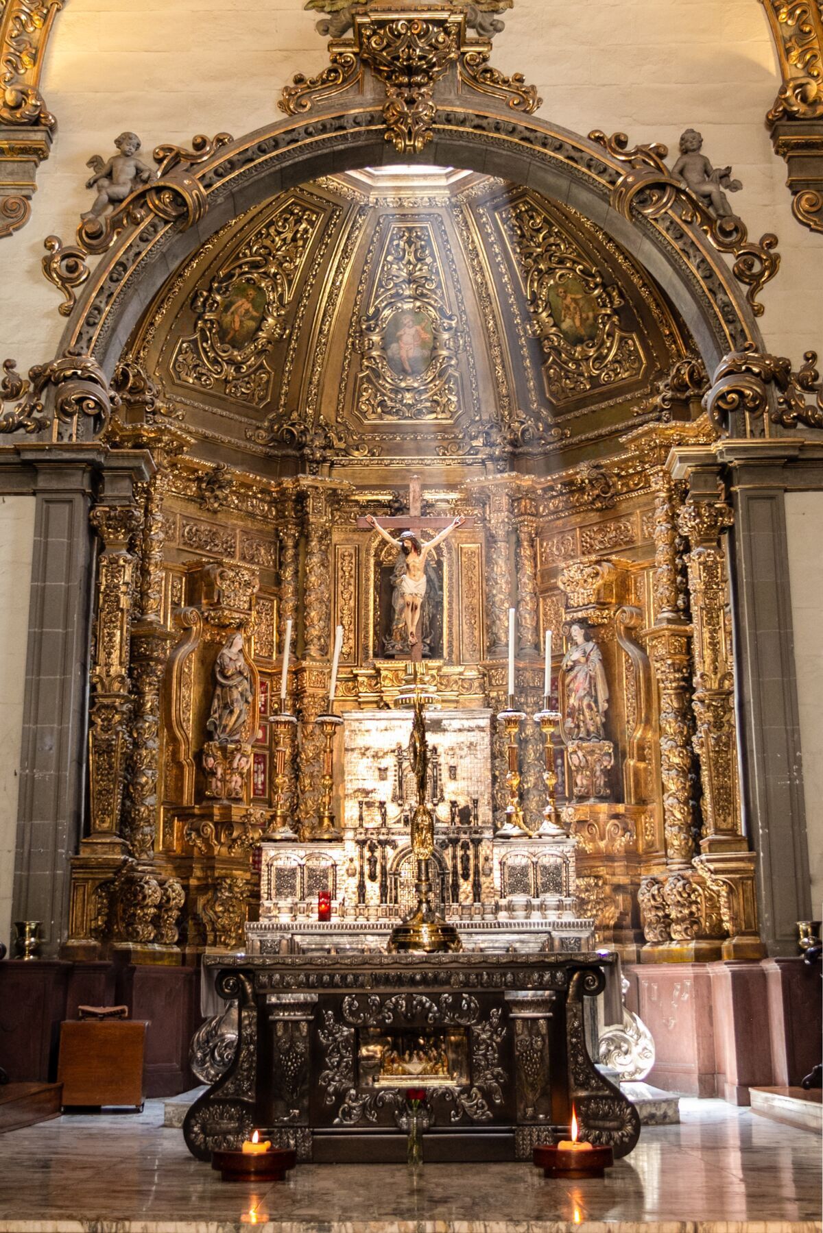 信仰墨西哥瓜达卢佩圣母大教堂十字架和祭坛的垂直镜头神圣风格建筑