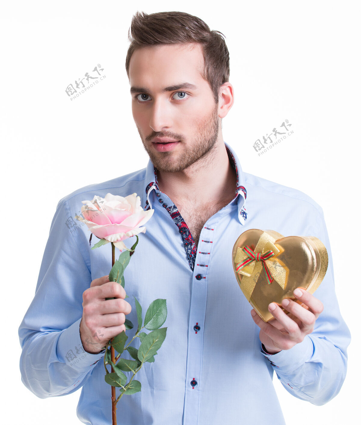 心一个年轻英俊的男人 带着一朵粉红色的玫瑰和一份礼物——与世隔绝的白色礼物男人蝴蝶结