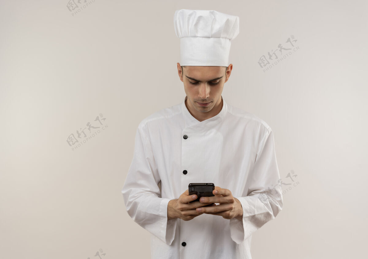厨师年轻的男厨师穿着厨师制服拨打电话与复印空间男穿拨号