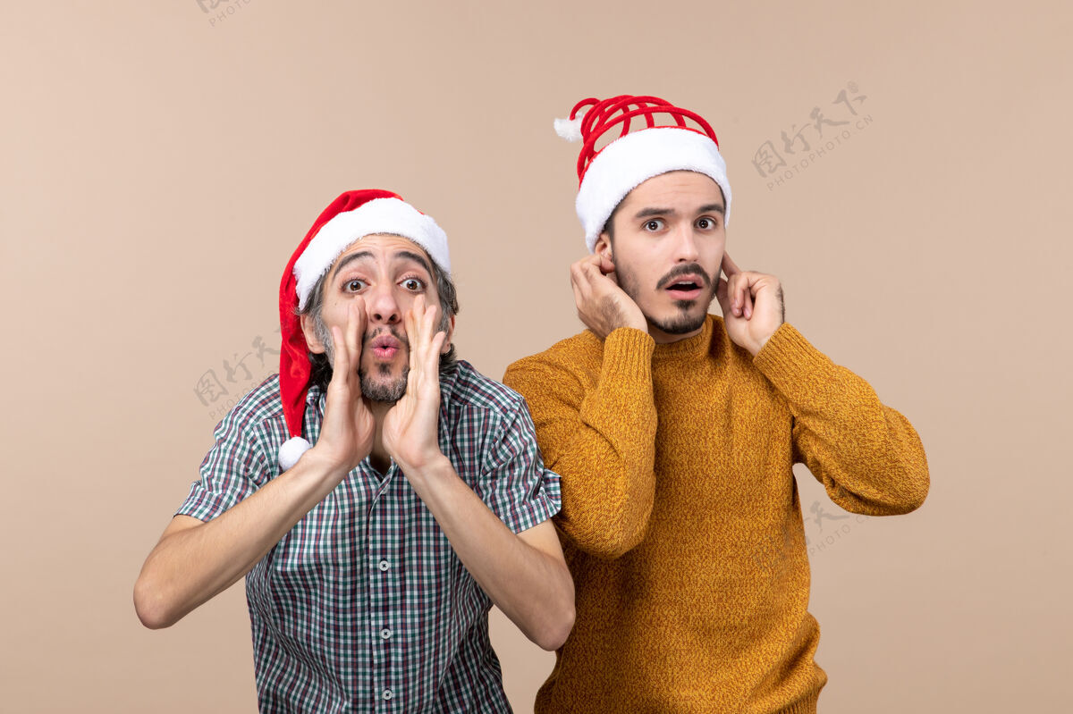 男人前视图两个男人一个在说什么 另一个在孤立的背景上用手指捂住耳朵男人视图前面