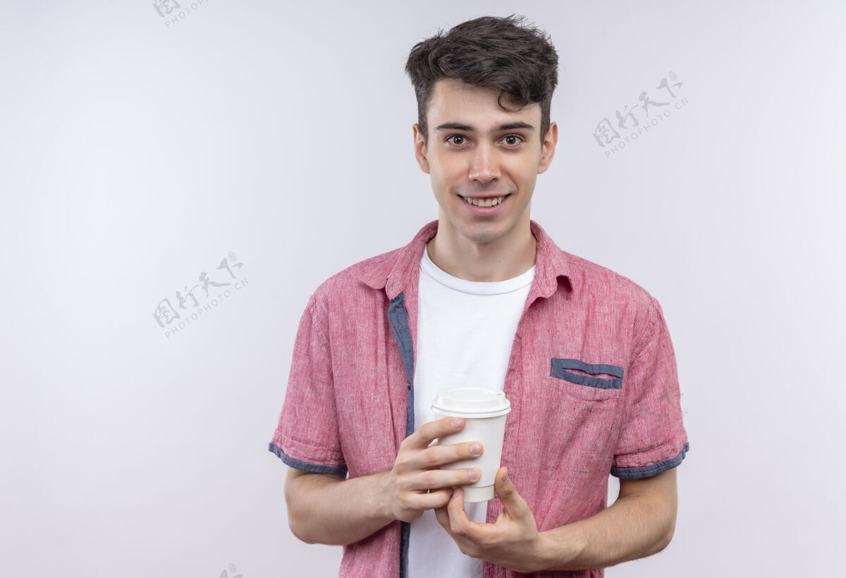 年轻人微笑的白人年轻人穿着粉色衬衫 在孤立的白色背景上拿着一杯咖啡咖啡杯子粉色