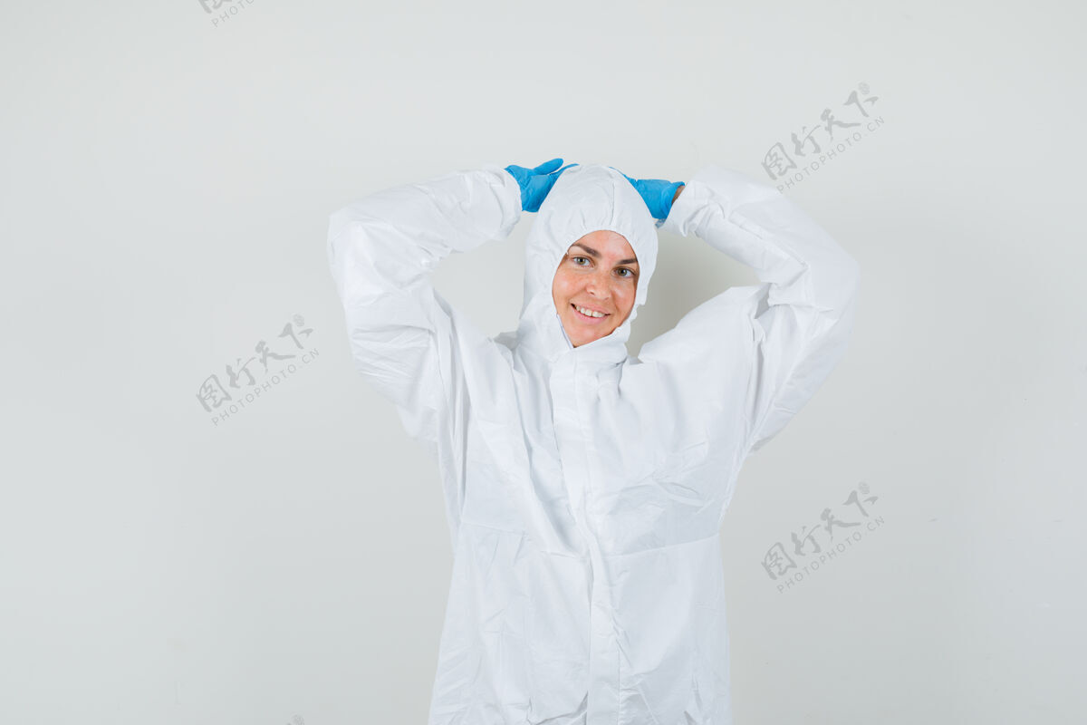 实验室穿着防护服双手抱头摆姿势的女医生专家手套女人