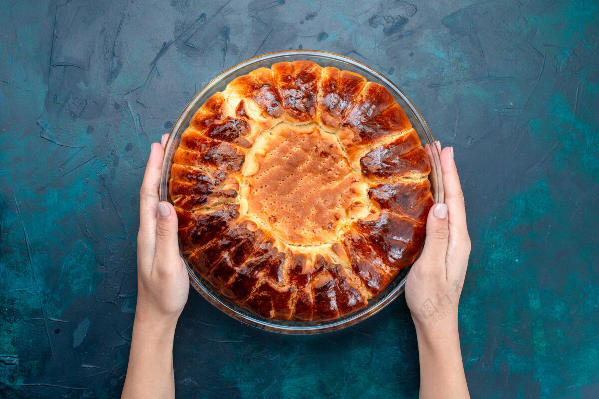 糕点顶视图美味的烤蛋糕圆形形成甜内浅蓝色背景上的玻璃锅菜面团圆的