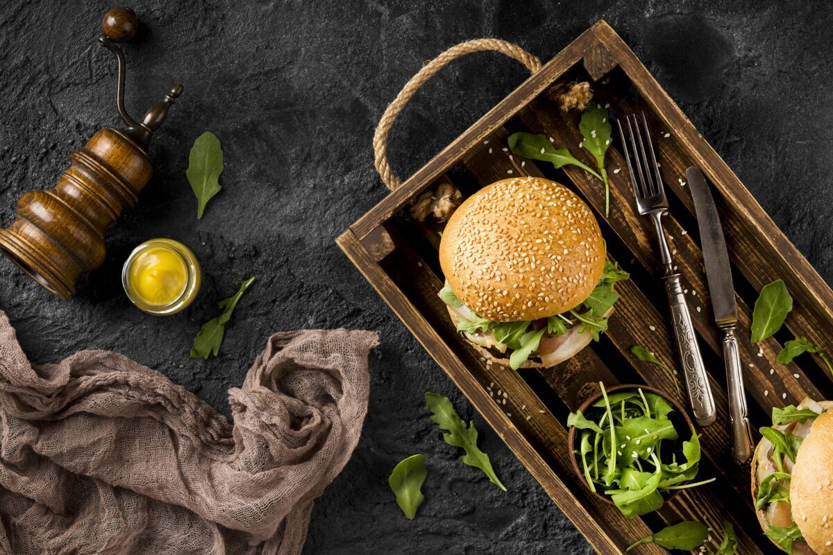 菜单顶视图汉堡在篮子与复制空间和厨房毛巾食物膳食美味