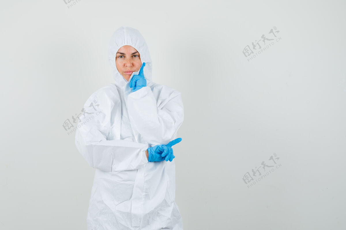 制服女医生穿着防护服 戴着手套站在思考的姿势 看起来很理智健康护士套装