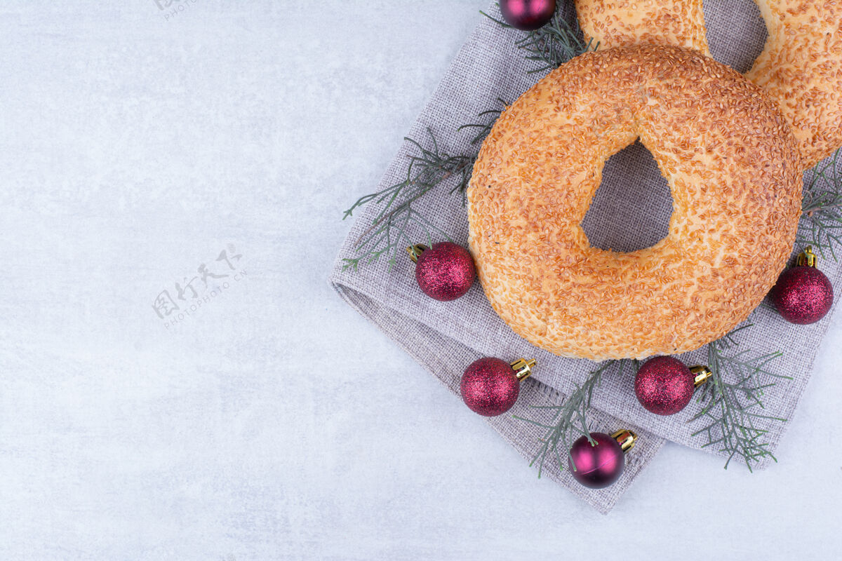 面包在桌布上放着圣诞饰品的土耳其明信片圣诞饰品百吉饼芝麻