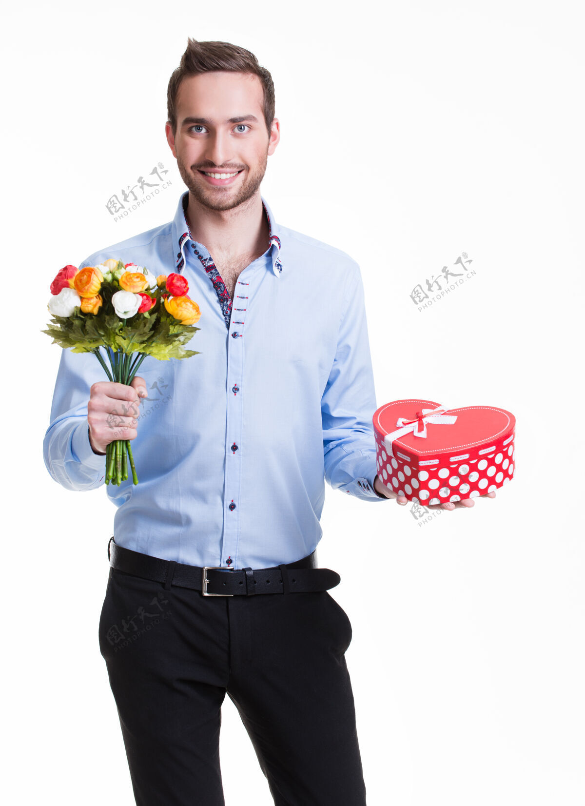 花带着鲜花和礼物的快乐帅哥的肖像-白色隔离给予心爱