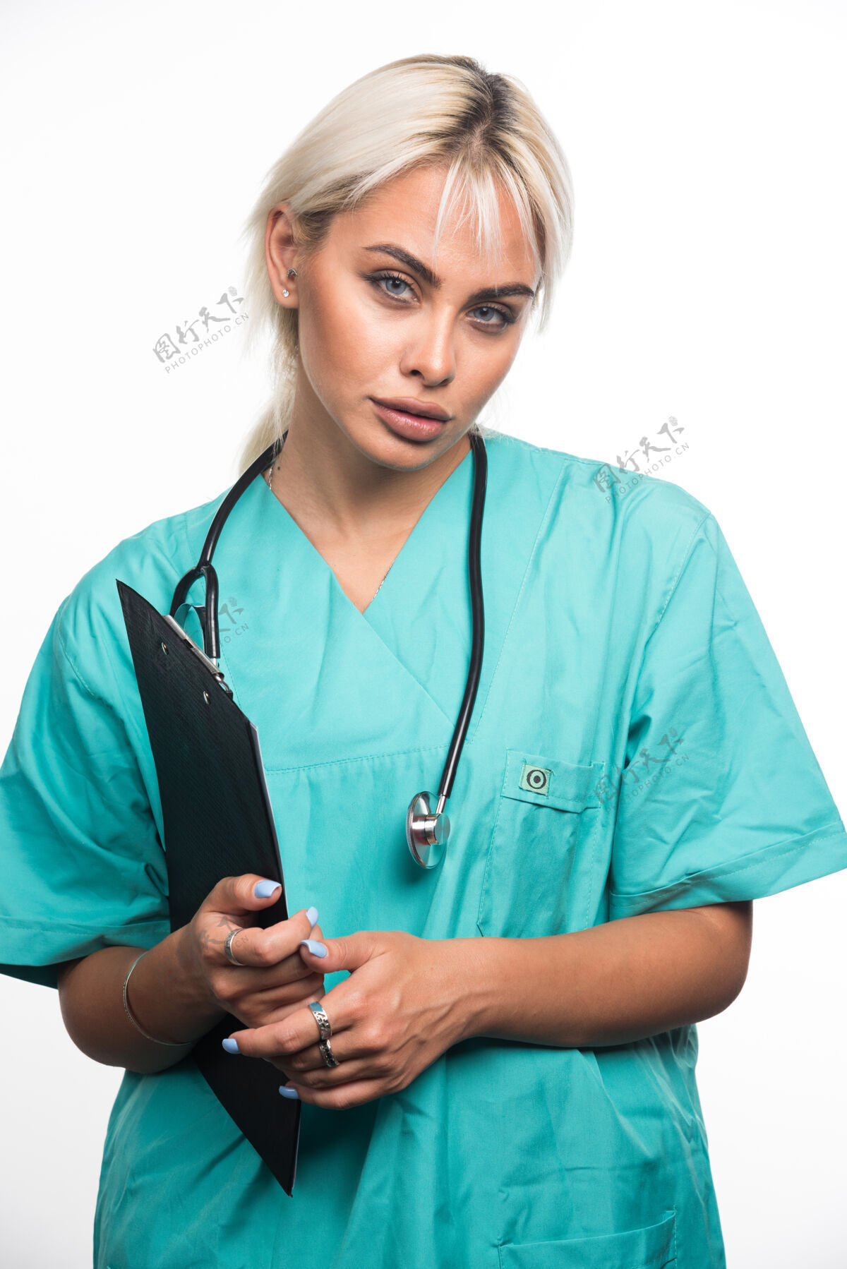 制服女医生拿着白色背景的剪贴板高质量的照片文件女性医院