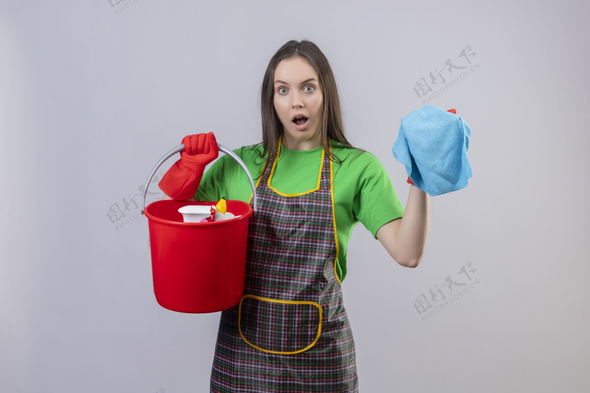 年轻一个穿着制服 戴着红手套 拿着清洁工具和抹布的年轻女孩在一个孤立的白色背景上洗衣服破布拿着制服