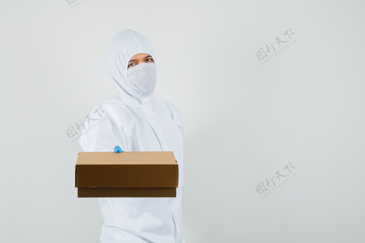 盒子穿防护服的男医生医学职业肖像