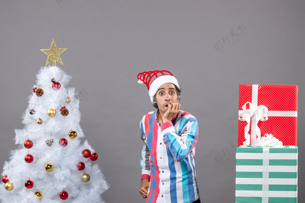 树前视图紧张的人把手放在白色圣诞树旁的鼠标上人人肖像