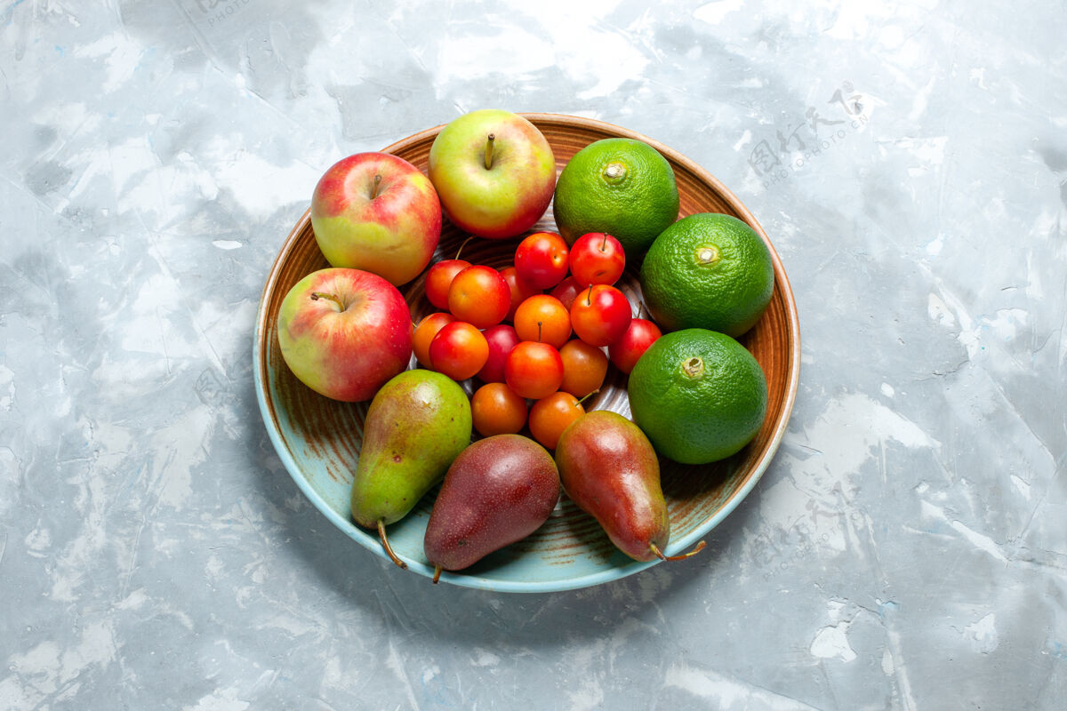浅白色顶视图水果组成苹果梨橘子和李子在浅白色的桌子上苹果水果李子