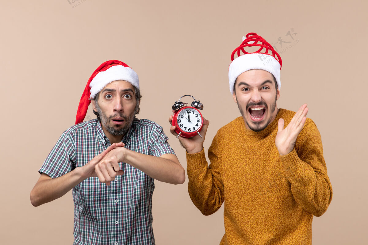 男人正面图：两个男人 一个在问时间 另一个拿着闹钟 背景是米色的闹钟拿着帽子