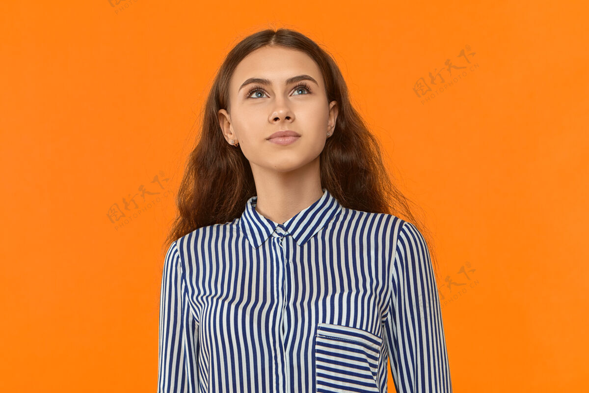 女士创意思维可爱的年轻女子条纹衬衫营销专家抬头看卷曲模特黑发
