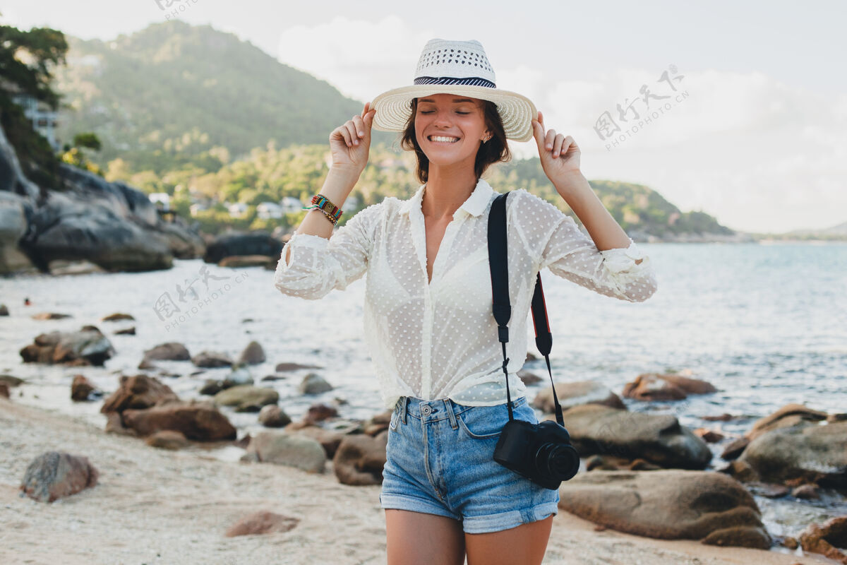 自由在亚洲度暑假的年轻漂亮的时髦女人 在热带海滩上放松 数码相机 随意的波西米亚风格 海洋风景 苗条的棕褐色身体 独自旅行肖像休闲模特