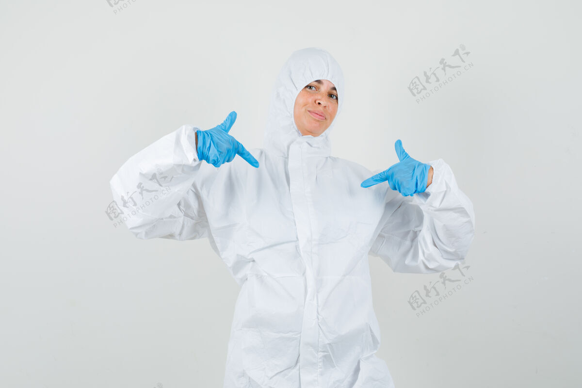 制服女医生穿着防护服指着自己医疗保健女人成人