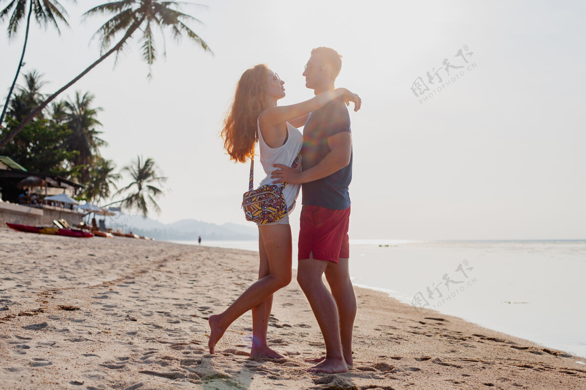 自然热恋中的年轻情侣一起在夏日沙滩上快乐快乐夏威夷男朋友乐趣
