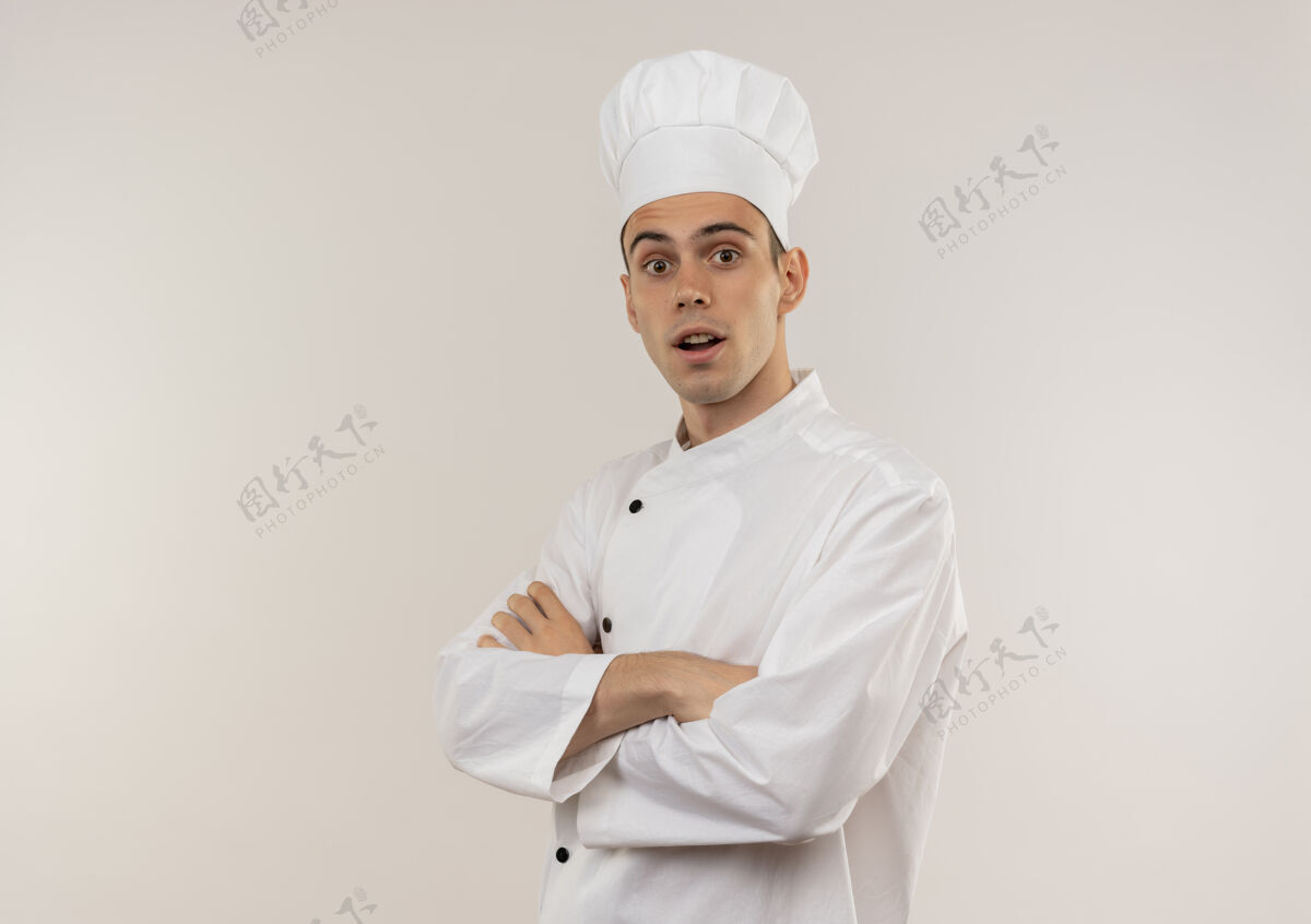 交叉惊讶的年轻男厨师穿着厨师制服双手交叉与复制空间制服厨师厨师