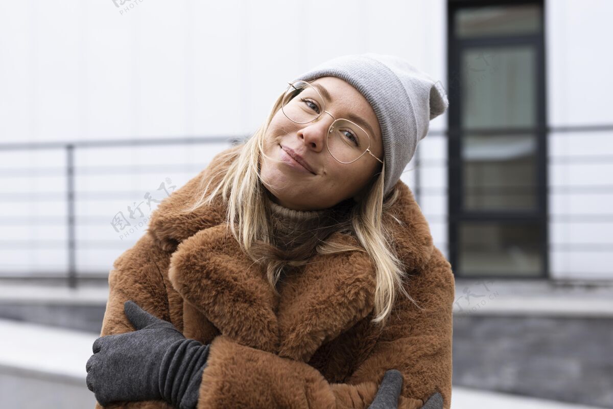 女人中镜头笑脸女人摆姿势户外户外冬天