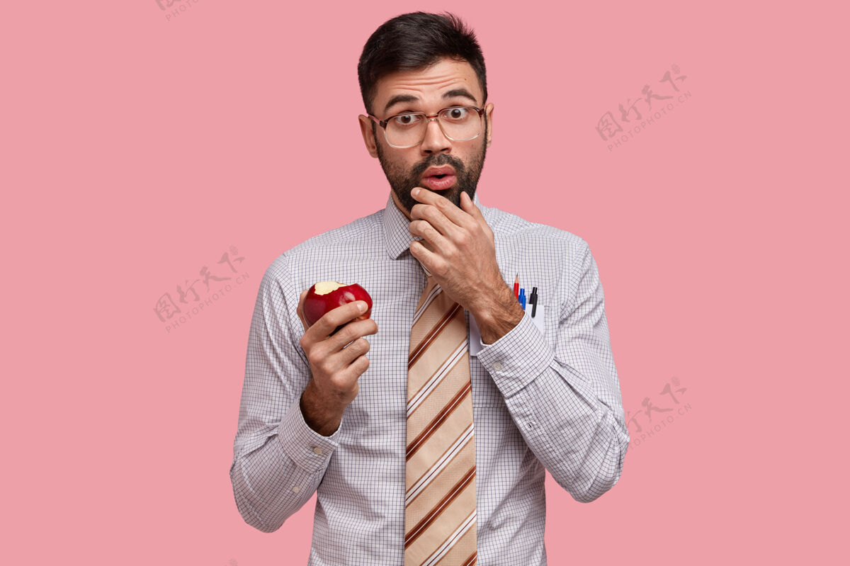 饮食麻木的老师粗鬃托着下巴 课间吃零食 穿着正式衬衫打着领带职业Omg困惑