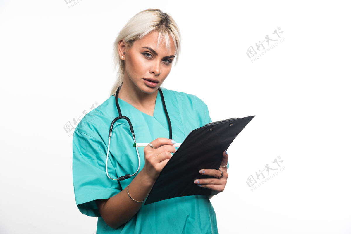 医疗女医生用白底笔在剪贴板上写东西高质量的照片工作护理文件