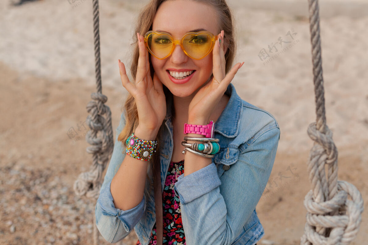 女孩时尚的女人在夏日的沙滩上穿着度假装 在五颜六色的黄色阳光下微笑着快乐人夏天女人