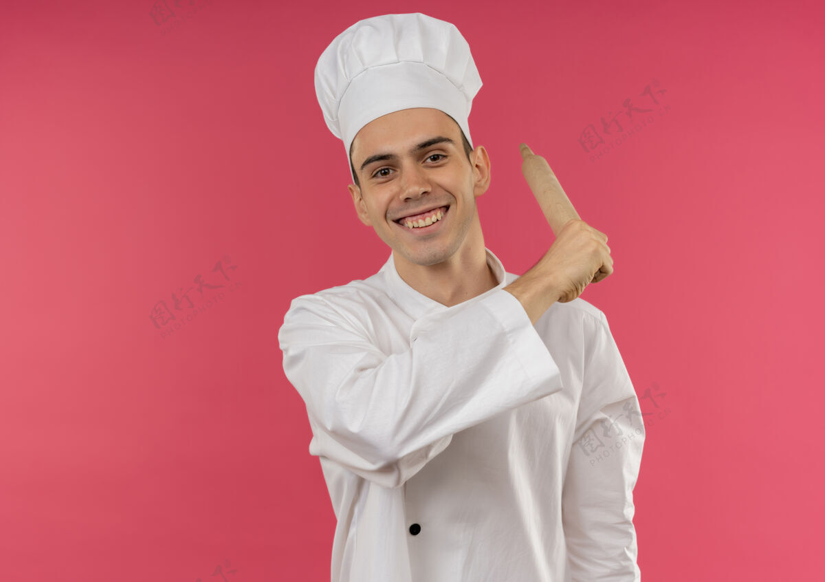 厨师面带微笑的年轻男厨师穿着厨师制服拿着擀面杖搂在肩上留着临摹空间别针厨师抱